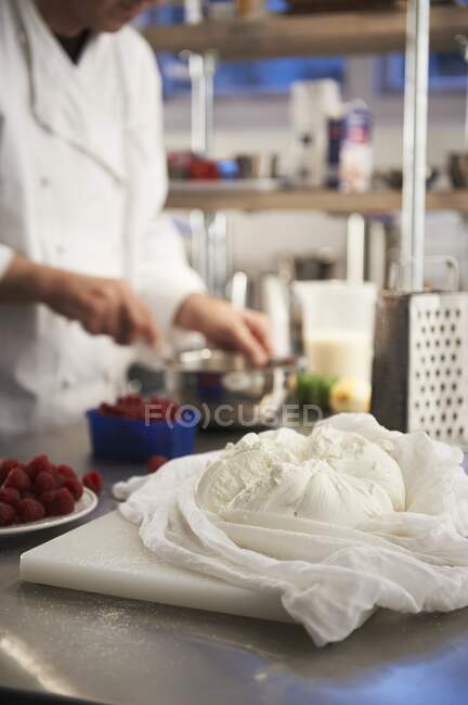 Приготування кваркового десерту з ягодами — стокове фото