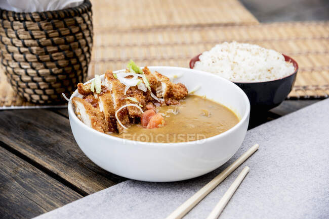 Pollo Katsu Curry servido con arroz - foto de stock