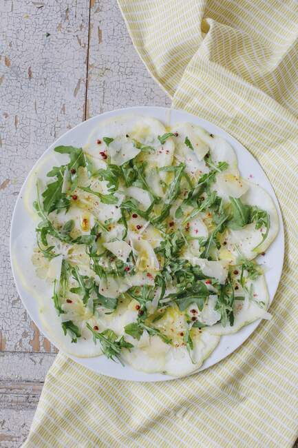 A chedder, parmesan and rocket salad (top view) — Stock Photo