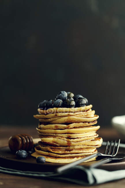 A stack of pancakes with blueberries and maple syrup — Stock Photo
