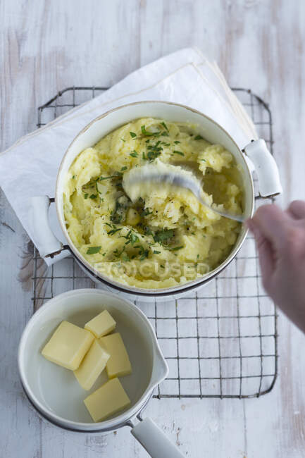 Purée de pommes de terre maison au beurre dans une casserole — Photo de stock