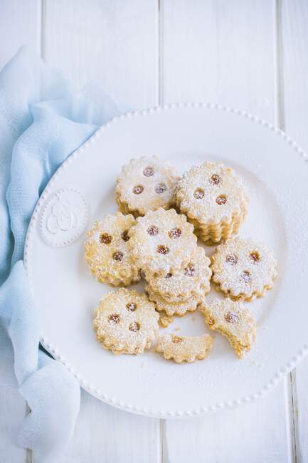 Primo piano di deliziosi biscotti frollini con marmellata — Foto stock