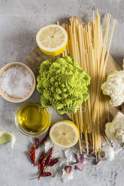 Ingredients for making spaghetti with romanesco — Stock Photo