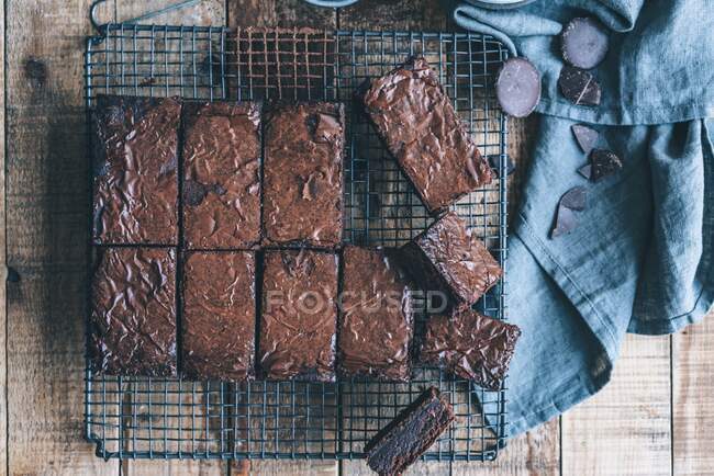Brownies on a cooling rack — Stock Photo