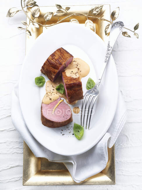 Філе свинини з гірчичним соусом і виделкою на тарілці — стокове фото