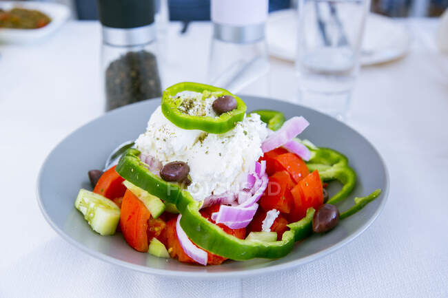 Греческий салат хориатики со свежим козьим сыром — стоковое фото