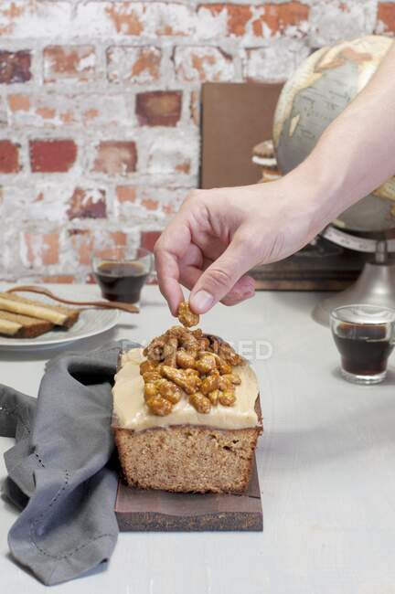 Banana cake with buttercream and caramelised peanuts — Stock Photo