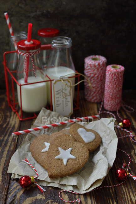 Gingerbreads with icing, Christmas celebrating decoration atmosphere — Stock Photo