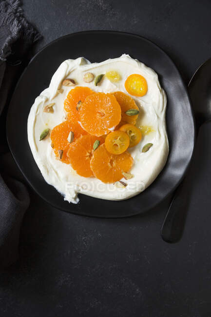 Греческий йогурт с апельсиновыми ломтиками, кардамоном и медом — стоковое фото