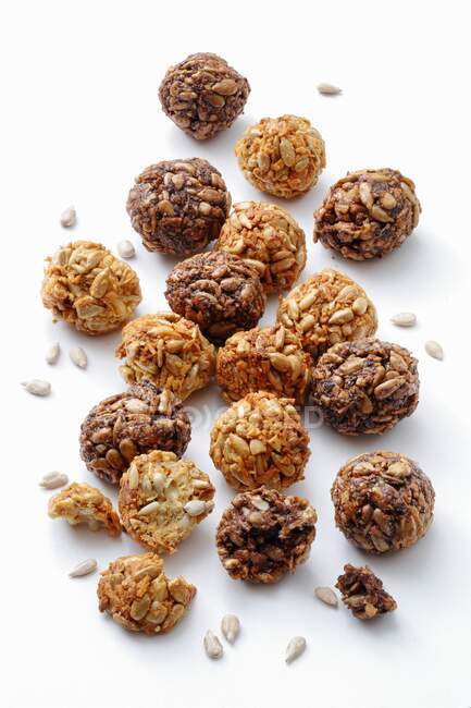 Энергетические шарики с семенами подсолнечника, медом и какао — стоковое фото