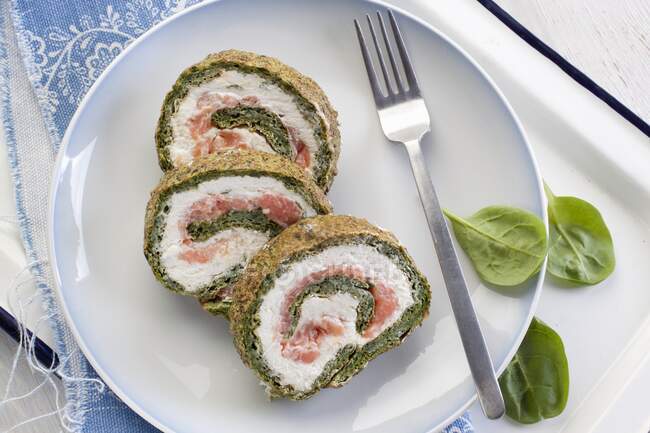 Spinach strudel with salmon and cream cheese — Stock Photo