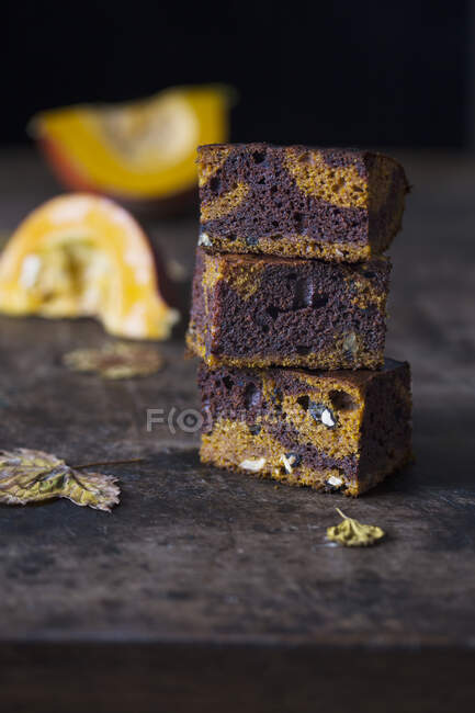 Шоколадний і гарбузовий мармуровий торт — стокове фото