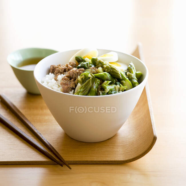Bowl of rice with minced pork, asparagus and boiled egg — Stock Photo