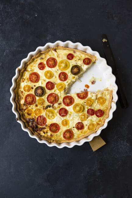 Пирог с помидорами и луком — стоковое фото