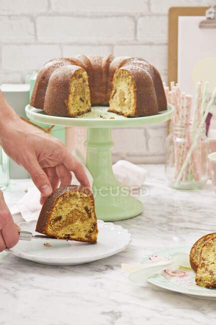 Um bolo Bundt marmoreado, fatiado — Fotografia de Stock
