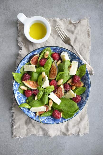 Salad with pumpkin figs spinach and cheese — Stock Photo