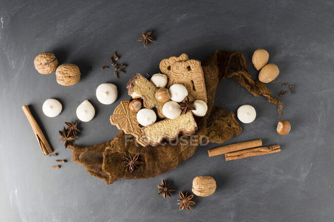 Vários biscoitos de Natal diferentes, especiarias e nozes — Fotografia de Stock