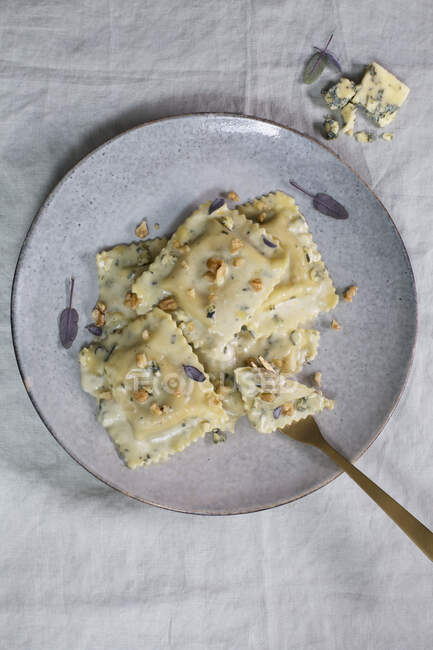 Tortelloni con formaggio blu e noci tritate — Foto stock