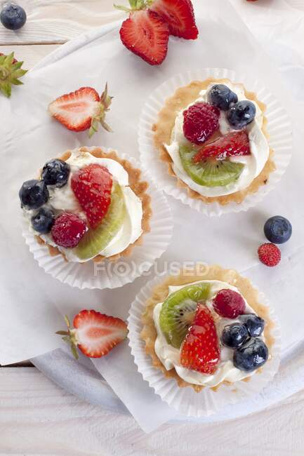 Пирожные со свежими фруктами — стоковое фото