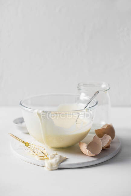 Hausgemachte Mayonnaise in Schüssel mit Schneebesen und Eierschalen — Stockfoto