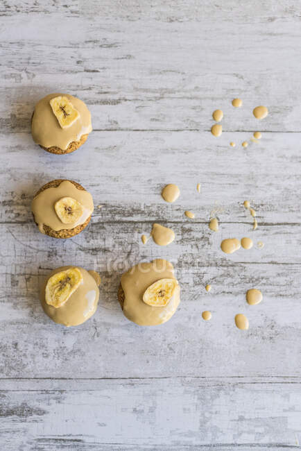 Cupcakes avec tranches de banane sur fond en bois — Photo de stock