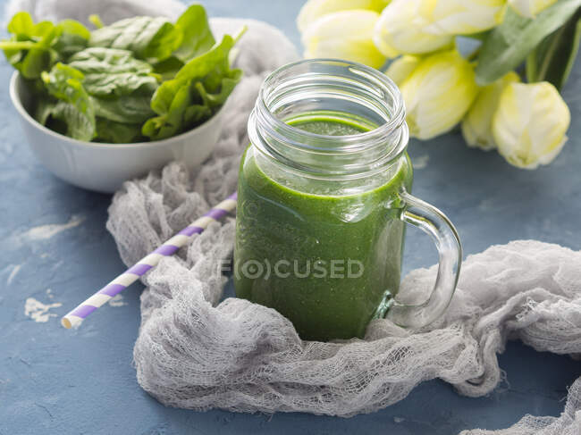 Grüner Smoothie mit Spinat, Banane, Spirulina und Chiasamen im Einmachglas — Stockfoto