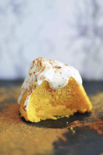 Close-up of a homemade cake with icing sugar and powdered cream. — Stock Photo