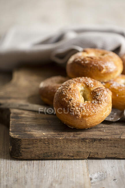 Homemade crisp bagels on a wooden chopping board — Stock Photo