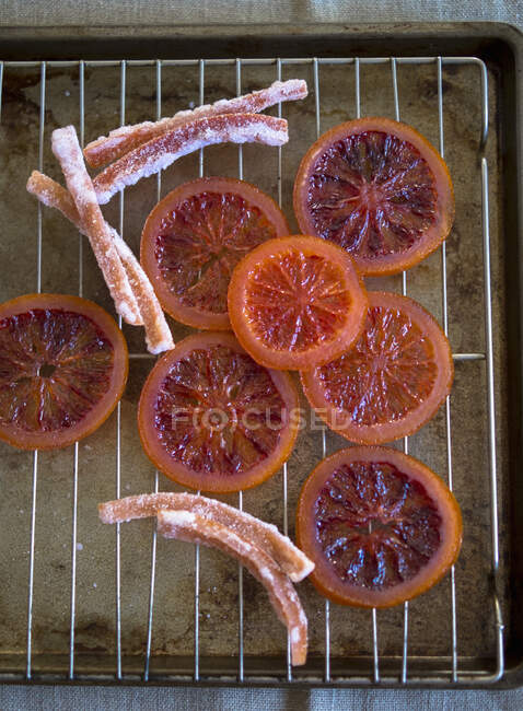 Tranches d'orange sanguine et écorce d'orange sanguine confite — Photo de stock