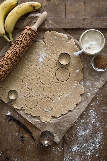 Vegan biscuit dough with a patterned rolling pin — Stock Photo