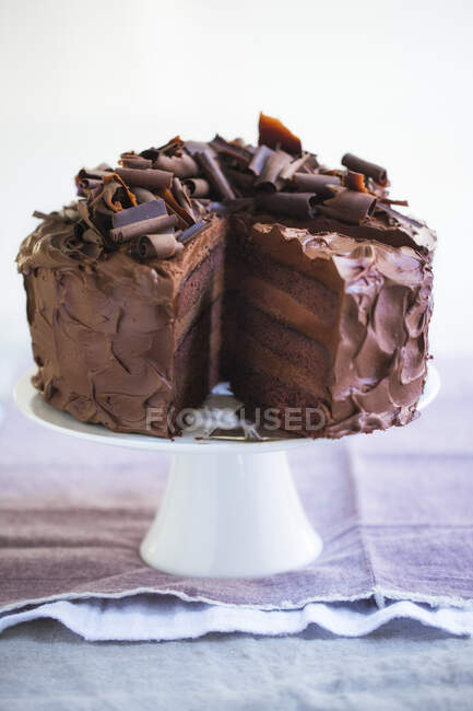 Um bolo de creme de chocolate de três camadas, fatiado — Fotografia de Stock