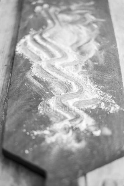 Uma placa polvilhada com farinha — Fotografia de Stock