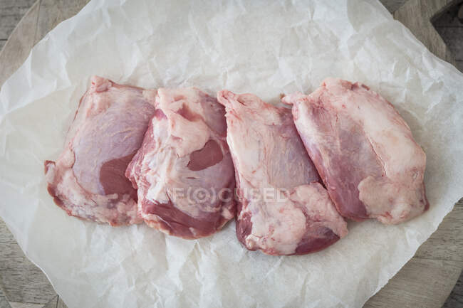 Bochechas de porco Duroc frescas em um pedaço de papel — Fotografia de Stock