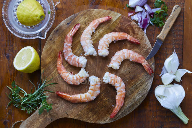 Peeled prawns on a wooden board (seen from above) — Stock Photo