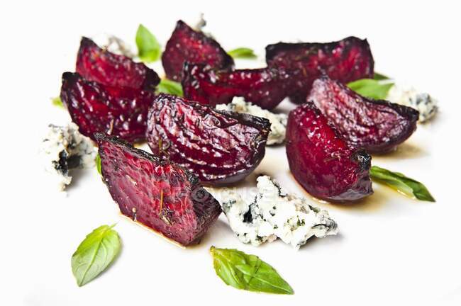 Grilled beetroot with blue cheese — Stock Photo