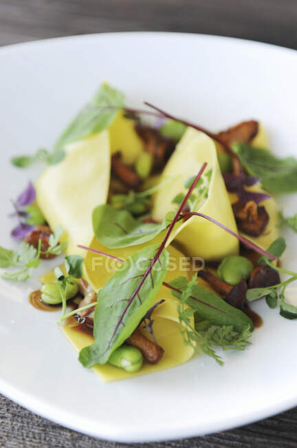 Pasta con vari verdi e funghi, primo piano colpo — Foto stock