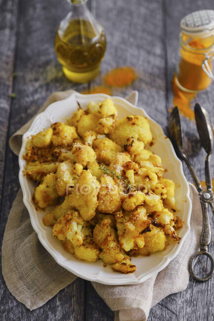 Roasted cauliflower with turmeric, peppers and breadcrumbs — Stock Photo