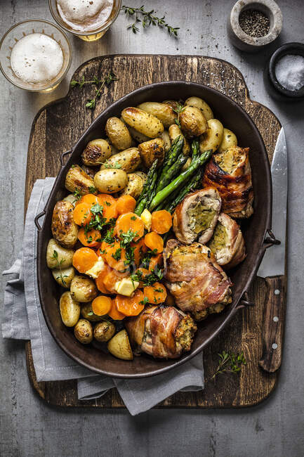 Muslos de pollo rellenos con verduras - foto de stock