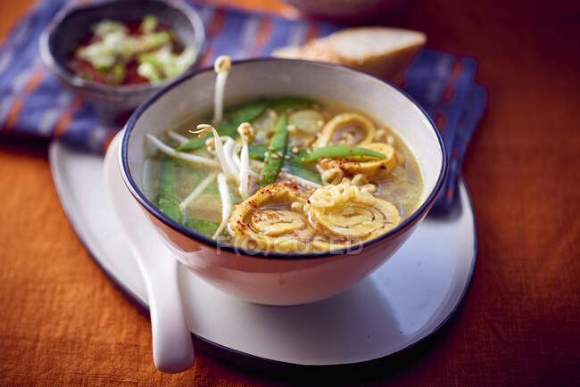 Soupe avec bandes de crêpes et beansprouts — Photo de stock