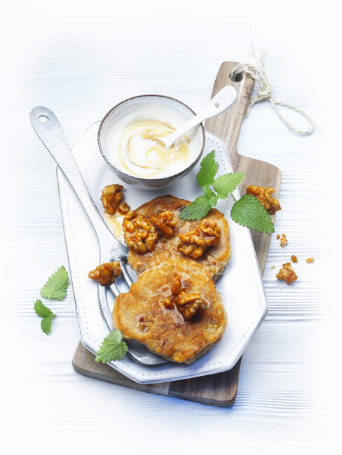 Walnut pancakes with caramel — Stock Photo