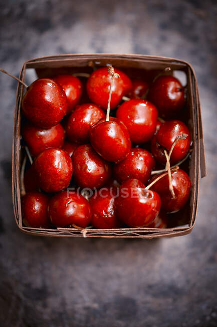 Cerejas frescas em uma cesta de madeira (vista de cima) — Fotografia de Stock