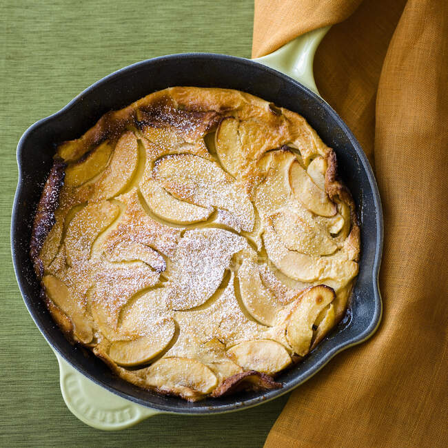Яблочный пирог в сковороде — стоковое фото