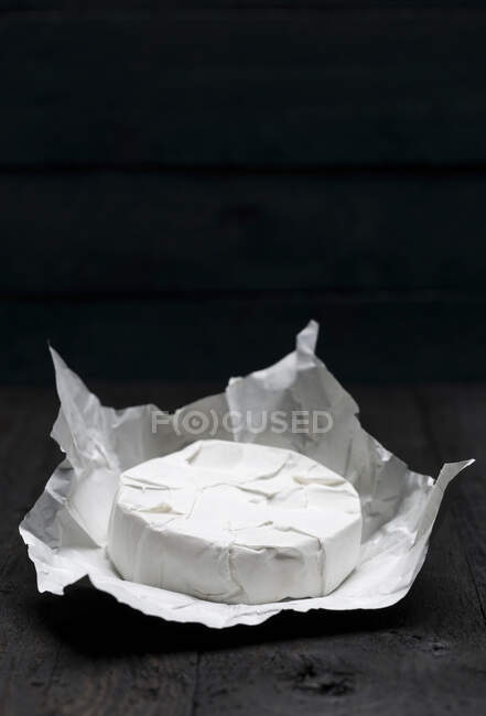 Primer plano de delicioso Camembert en un pedazo de papel - foto de stock