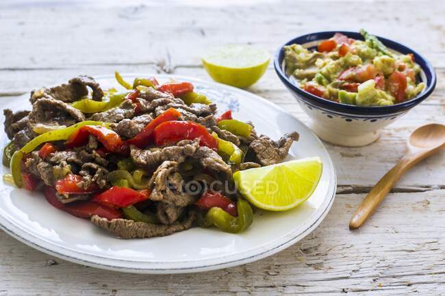 Beef fajitas with guacamole — Stock Photo