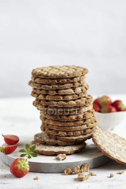 Una pila di cracker e fragole fresche — Foto stock