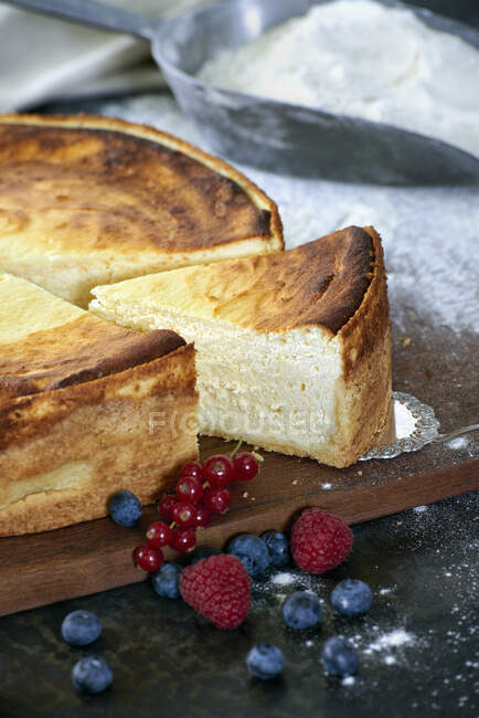 Tarta de queso con masa de corteza corta, en rodajas - foto de stock