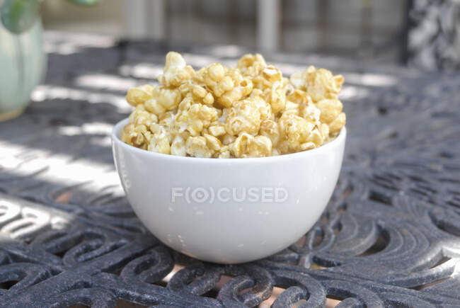 Popcorn in einer weißen Schüssel — Stockfoto