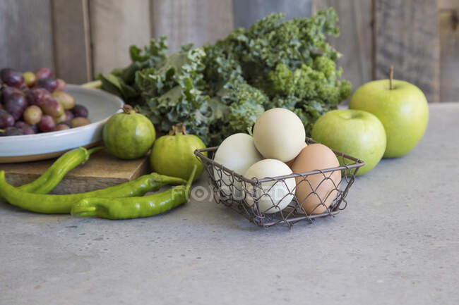 Produtos hortícolas verdes, maçãs e ovos — Fotografia de Stock