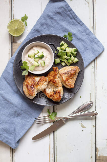 Roast chicken breast with a cucumber dip — Stock Photo