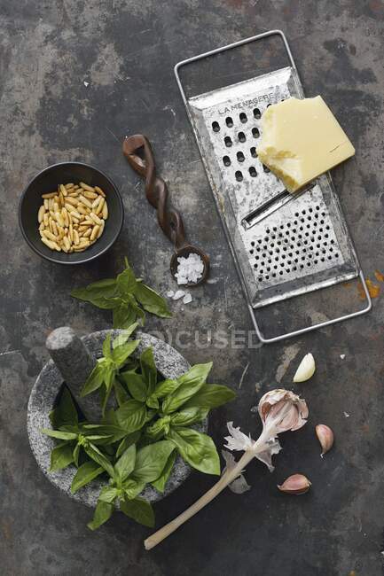 Bodegón con ingredientes de pesto de albahaca - foto de stock